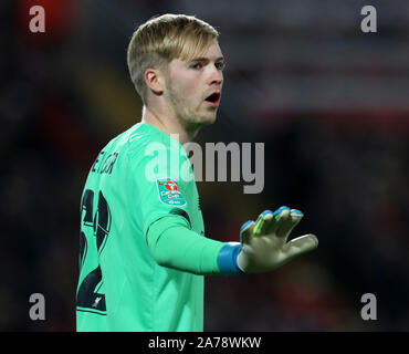 Anfield, Liverpool, Merseyside, UK. 30 Okt, 2019. Englische Fußball-Liga Cup, Carabao Schale, Liverpool gegen Arsenal; Caoimhin Kelleher von Liverpool organisiert seine Verteidiger - Streng redaktionelle Verwendung. Keine Verwendung mit nicht autorisierten Audio-, Video-, Daten-, Spielpläne, Verein/liga Logos oder "live" Dienstleistungen. On-line-in-Match mit 120 Bildern beschränkt, kein Video-Emulation. Keine Verwendung in Wetten, Spiele oder einzelne Verein/Liga/player Publikationen Quelle: Aktion plus Sport/Alamy leben Nachrichten Stockfoto