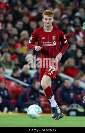 Anfield, Liverpool, Merseyside, UK. 30 Okt, 2019. Englische Fußball-Liga Cup, Carabao Schale, Liverpool gegen Arsenal; Sepp van den Berg von Liverpool steuert die Kugel - Streng redaktionelle Verwendung. Keine Verwendung mit nicht autorisierten Audio-, Video-, Daten-, Spielpläne, Verein/liga Logos oder "live" Dienstleistungen. On-line-in-Match mit 120 Bildern beschränkt, kein Video-Emulation. Keine Verwendung in Wetten, Spiele oder einzelne Verein/Liga/player Publikationen Quelle: Aktion plus Sport/Alamy leben Nachrichten Stockfoto