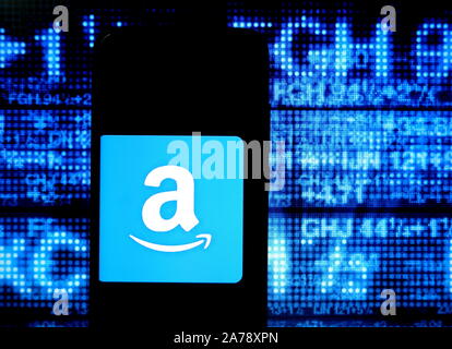 In diesem Foto Illustration einer amerikanischen multinationalen Unternehmen, das Amazon-Logo wird auf einem Smartphone. Stockfoto