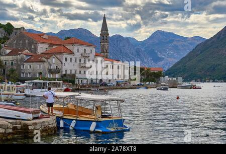 Montenegro, Perast, malerischen Blick auf die Stadt Perast am Ufer des Boka-Kotorska Bay Stockfoto