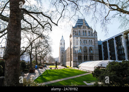 London, UK, 19. März 2018: Äußere des Natural History Museum in London an einem sonnigen Tag. LONDON, GROSSBRITANNIEN Stockfoto