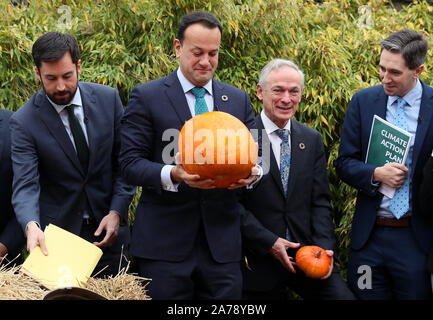 Taoiseach Leo Varadkar (Zweite links) mit der Ministerin für Wohnungswesen Eoghan Murphy (links), Minister für Klimaschutz & Umwelt Richard Bruton und Minister für Gesundheit Simon Harris (rechts), im Herbst Anzeige in die Botanischen Gärten, Dublin, für den Start des ersten Bericht über die Fortschritte im Rahmen des Climate Action Plan 2019. Stockfoto