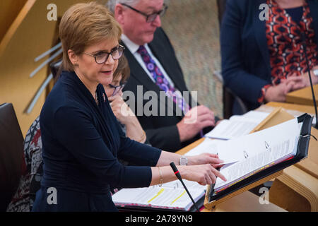 Edinburgh, Großbritannien. 31 Okt, 2019. Edinburgh, 31. Oktober 2019. Im Bild: Nicola Sturgeon MSP - Erster Minister von Schottland. Wöchentliche Sitzung des Ersten Minister Fragen an das schottische Parlament. Credit: Colin Fisher/Alamy leben Nachrichten Stockfoto