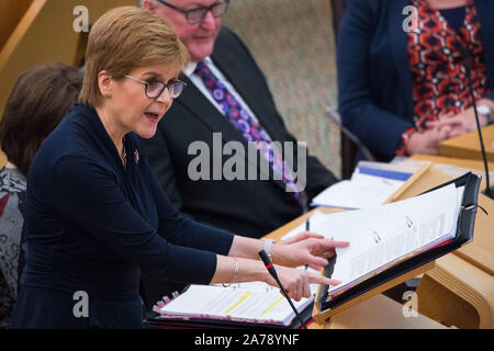 Edinburgh, Großbritannien. 31 Okt, 2019. Edinburgh, 31. Oktober 2019. Im Bild: Nicola Sturgeon MSP - Erster Minister von Schottland. Wöchentliche Sitzung des Ersten Minister Fragen an das schottische Parlament. Credit: Colin Fisher/Alamy leben Nachrichten Stockfoto