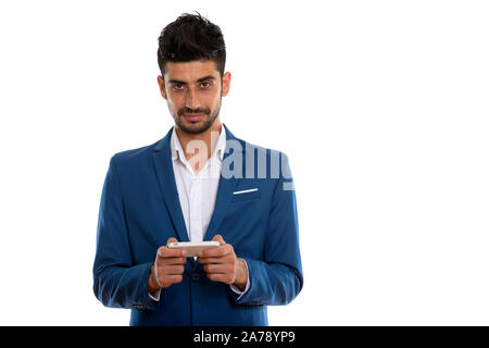 Die Jungen gut aussehenden bärtigen Persischen Geschäftsmann in Phone Anzug Stockfoto