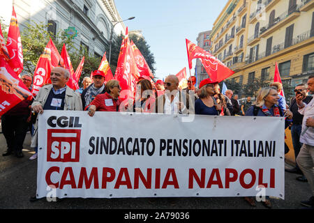Neapel, Kampanien, Italien. 31 Okt, 2019. Italien, General Streik der Metallarbeiter, mit den Verantwortlichen entlassen Whirpool Arbeitnehmer für die Straßen von Neapel. Quelle: Fabio Sasso/ZUMA Draht/Alamy leben Nachrichten Stockfoto