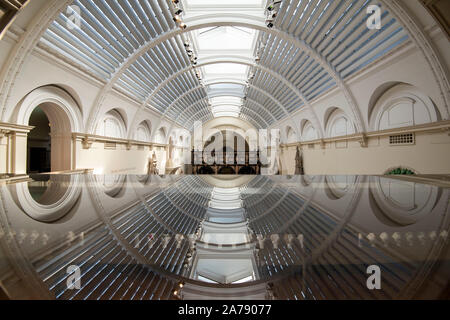 Reflexionen von der Decke in das Victoria und das Albert Museum, London, England, Großbritannien Stockfoto