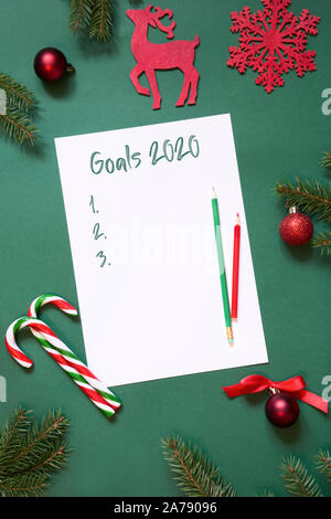 2020 Neue Jahr Ziele, Planung, Advent Aktivitäten auf weiß blank, R-Brief an Santa, Ihre Wunschliste auf grünem Hintergrund. Ansicht von oben. Flach. Vertikale sh Stockfoto