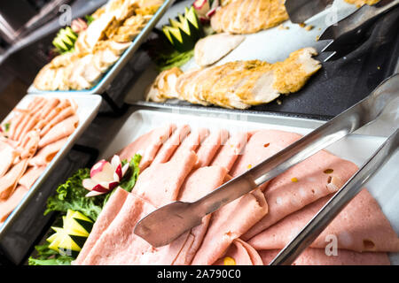 Kalt salat Fleisch für das Mittagessen an Bord der Queen Mary 2 Stockfoto