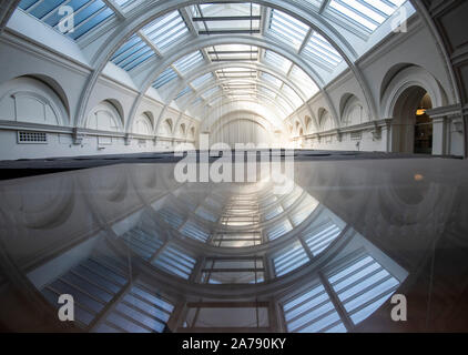 Reflexionen von der Decke in das Victoria und das Albert Museum, London, England, Großbritannien Stockfoto