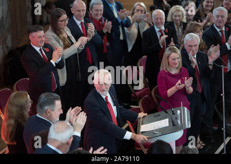 Der Führer der Jeremy Corbyn, von Mitgliedern der Schatten Kabinett umgeben, tritt weg von allgemeinen Wahlkampagne der Labour Party an der Battersea Arts Centre, London. Stockfoto