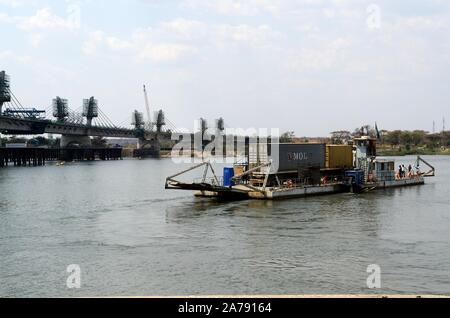 Kanungula Fähre Fahrzeug Lkw Fracht- und Fahrgastschiffen pontoon Fähre über den Sambesi Fluss zwischen Botswana und Sambia Afrika Stockfoto