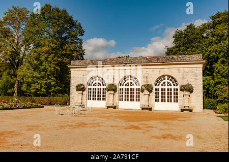 Pavillon/Orangerie in den Gärten der Villa Arnaga, die baskische Heimat der Schriftsteller Edmond Rostand, in Cambo-les-Bains, Frankreich Stockfoto