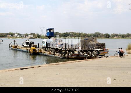 Kanungula Fähre Fahrzeug Lkw Fracht- und Fahrgastschiffen pontoon Fähre über den Sambesi Fluss zwischen Botswana und Sambia Afrika Stockfoto