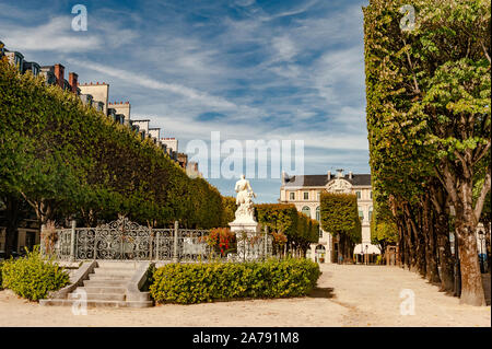 Die Place Royale im Herbst, Pau, Béarn, Frankreich Stockfoto