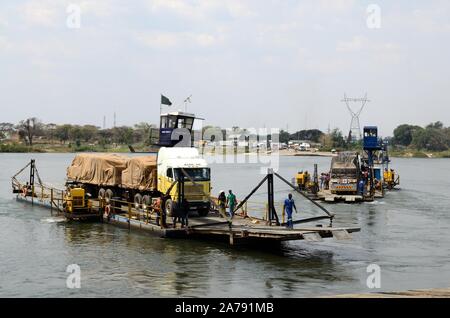 Kanungula Fähre Fahrzeug Lkw Fracht- und Fahrgastschiffen pontoon Fähre über den Sambesi Fluss zwischen Botswana und Sambia Afrika Stockfoto