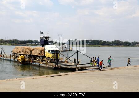 Kanungula Fähre Fahrzeug Lkw Fracht- und Fahrgastschiffen pontoon Fähre über den Sambesi Fluss zwischen Botswana und Sambia Afrika Stockfoto