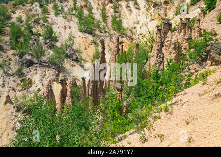 Rock Struktur "javolja Varos" durch die starke Erosion (Devil's Town) in der Nähe von Kursumlija im Süden Serbiens. Es war nominiert für die neuen sieben natürlichen wandert li Stockfoto