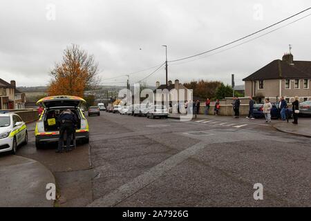 Cork, Irland. 31 Okt, 2019. Mögliche Überfall in Haus in Farrenferris Crescent, Cork City. Am frühen Morgen gardai, gesichert durch bewaffnete Antwort wurden in einem Haus in Farrenferris Cresent, wo es wird geglaubt, daß ein Mann, der sich in einem Haus verschanzt hat, es unbekannt ist, wenn er alleine ist oder die Geiseln genannt. Es wird vermutet, dass der Mann hat ein Messer. Einige Berichte haben gesagt, er war ein Kind als Geisel, aber es ist jetzt aus dem Haus. Es ist auch geglaubt, durch einige, gardai verhandeln derzeit mit ihm, das Haus zu verlassen. Credit: Damian Coleman/Alamy leben Nachrichten Stockfoto