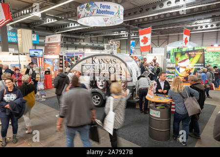 Erfurt, Deutschland. 31 Okt, 2019. Besucher laufen während der Messe "Reisen & Caravan" in den Messehallen. Rund 270 Aussteller aus aller Welt präsentieren Reiseziele aus über 50 Ländern, Ideen für Sommer- und Winterurlaub und die neuesten Wohnmobile. Quelle: Michael Reichel/dpa/Alamy leben Nachrichten Stockfoto