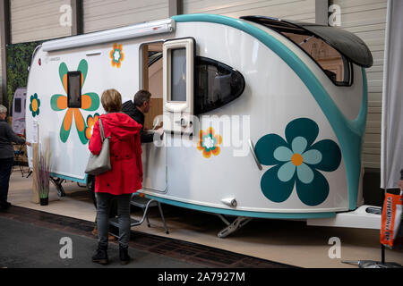 Erfurt, Deutschland. 31 Okt, 2019. Während der "Reisen & Caravan" Messe, werden die Besucher in einem Wohnwagen. Rund 270 Aussteller aus aller Welt präsentieren Reiseziele aus über 50 Ländern, Ideen für Sommer- und Winterurlaub und die neuesten Wohnmobile. Quelle: Michael Reichel/dpa/Alamy leben Nachrichten Stockfoto