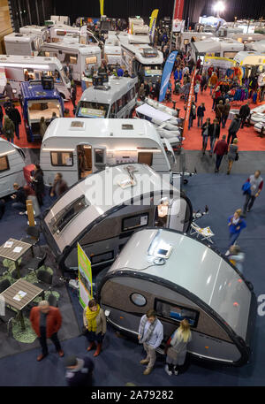 Erfurt, Deutschland. 31 Okt, 2019. Besucher laufen während der Messe "Reisen & Caravan" in den Messehallen. Rund 270 Aussteller aus aller Welt präsentieren Reiseziele aus über 50 Ländern, Ideen für Sommer- und Winterurlaub und die neuesten Wohnmobile. Quelle: Michael Reichel/dpa/Alamy leben Nachrichten Stockfoto