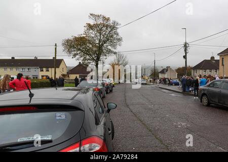 Cork, Irland. 31 Okt, 2019. Mögliche Überfall in Haus in Farrenferris Crescent, Cork City. Am frühen Morgen gardai, gesichert durch bewaffnete Antwort wurden in einem Haus in Farrenferris Cresent, wo es wird geglaubt, daß ein Mann, der sich in einem Haus verschanzt hat, es unbekannt ist, wenn er alleine ist oder die Geiseln genannt. Es wird vermutet, dass der Mann hat ein Messer. Einige Berichte haben gesagt, er war ein Kind als Geisel, aber es ist jetzt aus dem Haus. Es ist auch geglaubt, durch einige, gardai verhandeln derzeit mit ihm, das Haus zu verlassen. Credit: Damian Coleman/Alamy leben Nachrichten Stockfoto