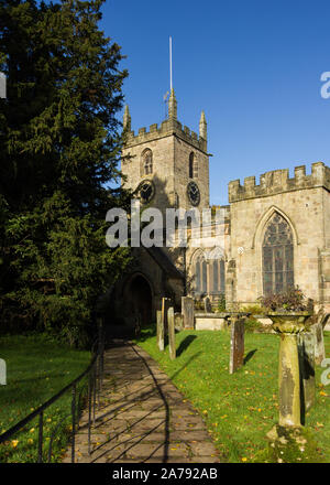 St Helens Kirche im Darley Dale im Herbst Stockfoto