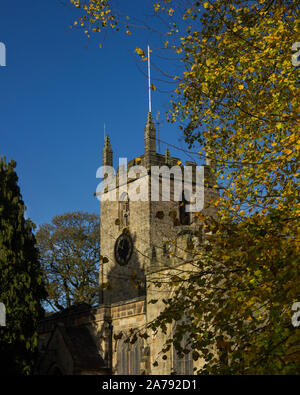 St Helens Kirche im Darley Dale im Herbst Stockfoto