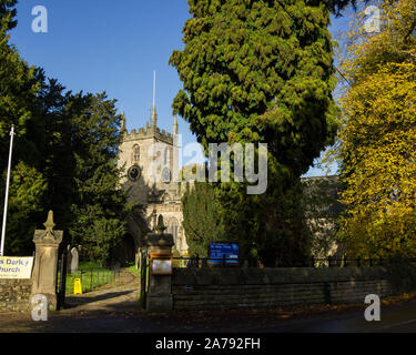 St Helens Kirche im Darley Dale im Herbst Stockfoto