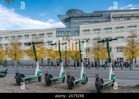 E-Scooter vor der amerikanischen Botschaft in Berlin Tiergarten, Deutschland | E-Roller der amerikanischen Botschaft in Berlin. Stockfoto