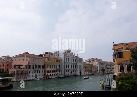 Angesichts der sehr langen Grand Canal in Venedig mit prächtigen Gebäuden und das Leben auf dem Wasser. Stockfoto