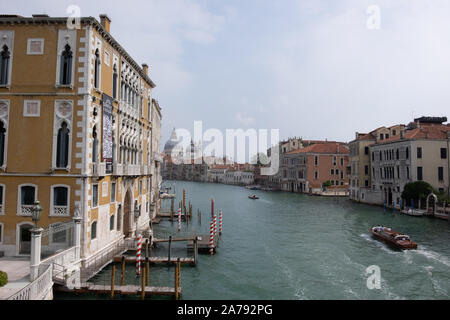 Angesichts der sehr langen Grand Canal in Venedig mit prächtigen Gebäuden und das Leben auf dem Wasser. Stockfoto