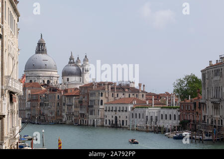 Angesichts der sehr langen Grand Canal in Venedig mit prächtigen Gebäuden und das Leben auf dem Wasser. Stockfoto