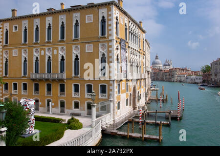 Angesichts der sehr langen Grand Canal in Venedig mit prächtigen Gebäuden und das Leben auf dem Wasser. Stockfoto