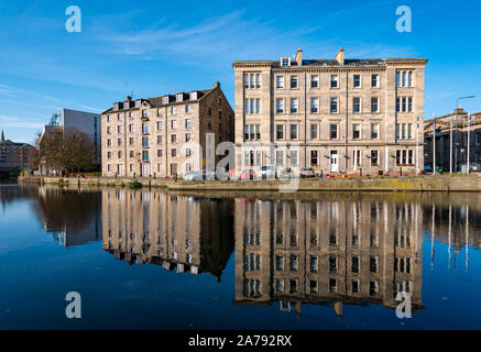 Leith, Edinburgh, Schottland, Großbritannien, 31. Oktober 2019. UK Wetter: Sonne spiegelt ein umgebautes Lagerhaus, die Böttcherei, und Gebäude entlang der Küste im Wasser des Leith Stockfoto