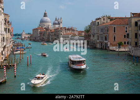 Angesichts der sehr langen Grand Canal in Venedig mit prächtigen Gebäuden und das Leben auf dem Wasser. Stockfoto