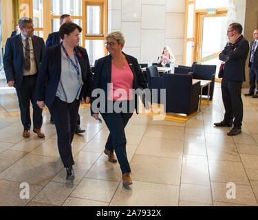 Edinburgh, Großbritannien. 31 Okt, 2019. Edinburgh, 31. Oktober 2019. Bild: (links) Ruth Davidson MSP - der ehemalige Führer der Schottischen Konservativen und Unionist Party; (rechts) Annie Wells MSP. Wöchentliche Sitzung des Ersten Minister Fragen an das schottische Parlament. Credit: Colin Fisher/Alamy leben Nachrichten Stockfoto