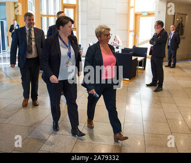 Edinburgh, Großbritannien. 31 Okt, 2019. Edinburgh, 31. Oktober 2019. Bild: (links) Ruth Davidson MSP - der ehemalige Führer der Schottischen Konservativen und Unionist Party; (rechts) Annie Wells MSP. Wöchentliche Sitzung des Ersten Minister Fragen an das schottische Parlament. Credit: Colin Fisher/Alamy leben Nachrichten Stockfoto