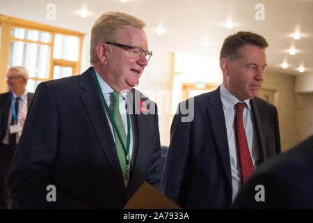 Edinburgh, Großbritannien. 31 Okt, 2019. Edinburgh, 31. Oktober 2019. Bild: (links) Jackson Carlaw MSP-kommissarische Leiter der Schottischen Konservativen und Unionist Party; (rechts) Murdo Fraser MSP-Shadow Cabinet Sekretär für Finanzen der Schottischen Konservativen und Unionist Party. Wöchentliche Sitzung des Ersten Minister Fragen an das schottische Parlament. Credit: Colin Fisher/Alamy leben Nachrichten Stockfoto