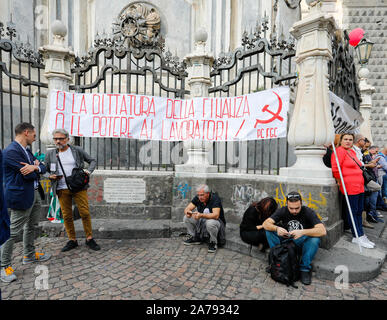 Neapel, Kampanien, Italien. 31 Okt, 2019. Italien, General Streik der Metallarbeiter, mit den Verantwortlichen entlassen Whirpool Arbeitnehmer für die Straßen von Neapel. Quelle: Fabio Sasso/ZUMA Draht/Alamy leben Nachrichten Stockfoto