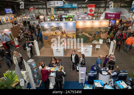 Erfurt, Deutschland. 31 Okt, 2019. Besucher laufen während der Messe "Reisen & Caravan" in den Messehallen. Rund 270 Aussteller aus aller Welt präsentieren Reiseziele aus über 50 Ländern, Ideen für Sommer- und Winterurlaub und die neuesten Wohnmobile. Quelle: Michael Reichel/dpa/Alamy leben Nachrichten Stockfoto