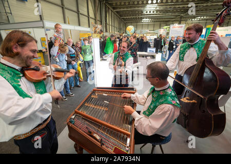 Erfurt, Deutschland. 31 Okt, 2019. Eine Tschechische folklore gruppe spielt in einer Ausstellungshalle während der "Reisen & Caravan". Rund 270 Aussteller aus aller Welt präsentieren Reiseziele aus über 50 Ländern, Ideen für Sommer- und Winterurlaub und die neuesten Wohnmobile. Quelle: Michael Reichel/dpa/Alamy leben Nachrichten Stockfoto