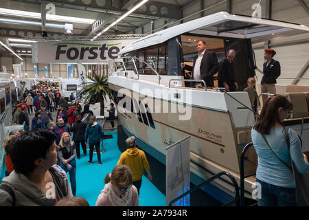 Erfurt, Deutschland. 31 Okt, 2019. Während der "Reisen & Caravan" Messe, Besucher wird auf einer großen Yacht. Rund 270 Aussteller aus aller Welt präsentieren Reiseziele aus über 50 Ländern, Ideen für Sommer- und Winterurlaub und die neuesten Wohnmobile. Quelle: Michael Reichel/dpa/Alamy leben Nachrichten Stockfoto