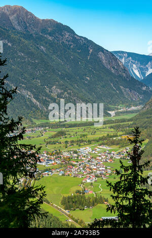 Panoramablick von Umhausen Dorf in den österreichischen Alpen Region Ötztal gelegen Stockfoto