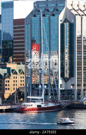 Kanada, Halifax Cunard Liner RMS Queen Mary 2 Hafen Wolkenkratzer. Stockfoto