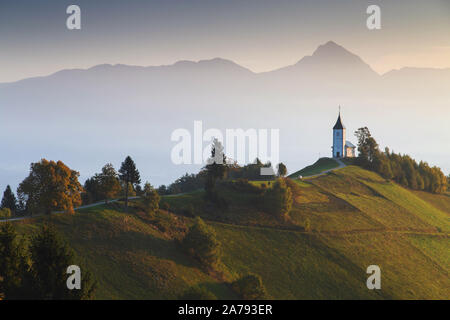 Herbst Landschaft einer schönen Kirche auf einem Hügel, in Slowenien Stockfoto