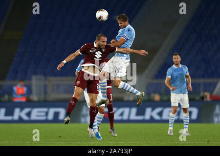 Rom, Italien. 30 Okt, 2019. Rom, Italien, 30. Oktober: Senad Lulic aus der Region Latium und Lorenzo de Silvestri von Torino im Wettbewerb um die Kugel während der Serie ein Match zwischen SS Lazio Rom und Torino FC am Stadio Olimpico am 30. Oktober 2019 in Rom, Italien. (Foto von Giuseppe Fama/Pacific Press) Quelle: Pacific Press Agency/Alamy leben Nachrichten Stockfoto