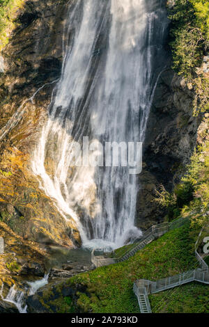 Panoramablick auf die wasserkaskade Stuibenfall in Umhausen, Ötztal, Österreich zeigt die Aussichtsplattformen für Besucher in der Nähe des fallen Stockfoto