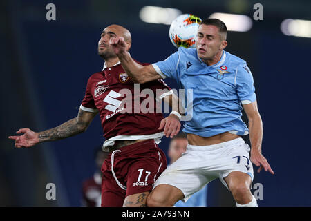 Rom, Italien. 30 Okt, 2019. Rom, Italien, 30. Oktober: Simone Zaza von Turin und Adam Marusic Latium in Aktion während der Serie ein Match zwischen SS Lazio Rom und Torino FC am Stadio Olimpico am 30. Oktober 2019 in Rom, Italien. (Foto von Giuseppe Fama/Pacific Press) Quelle: Pacific Press Agency/Alamy leben Nachrichten Stockfoto